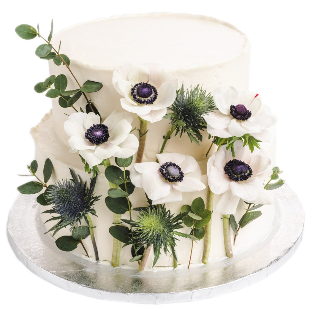 Dvojposchodová torta s kvetinovým zdobením